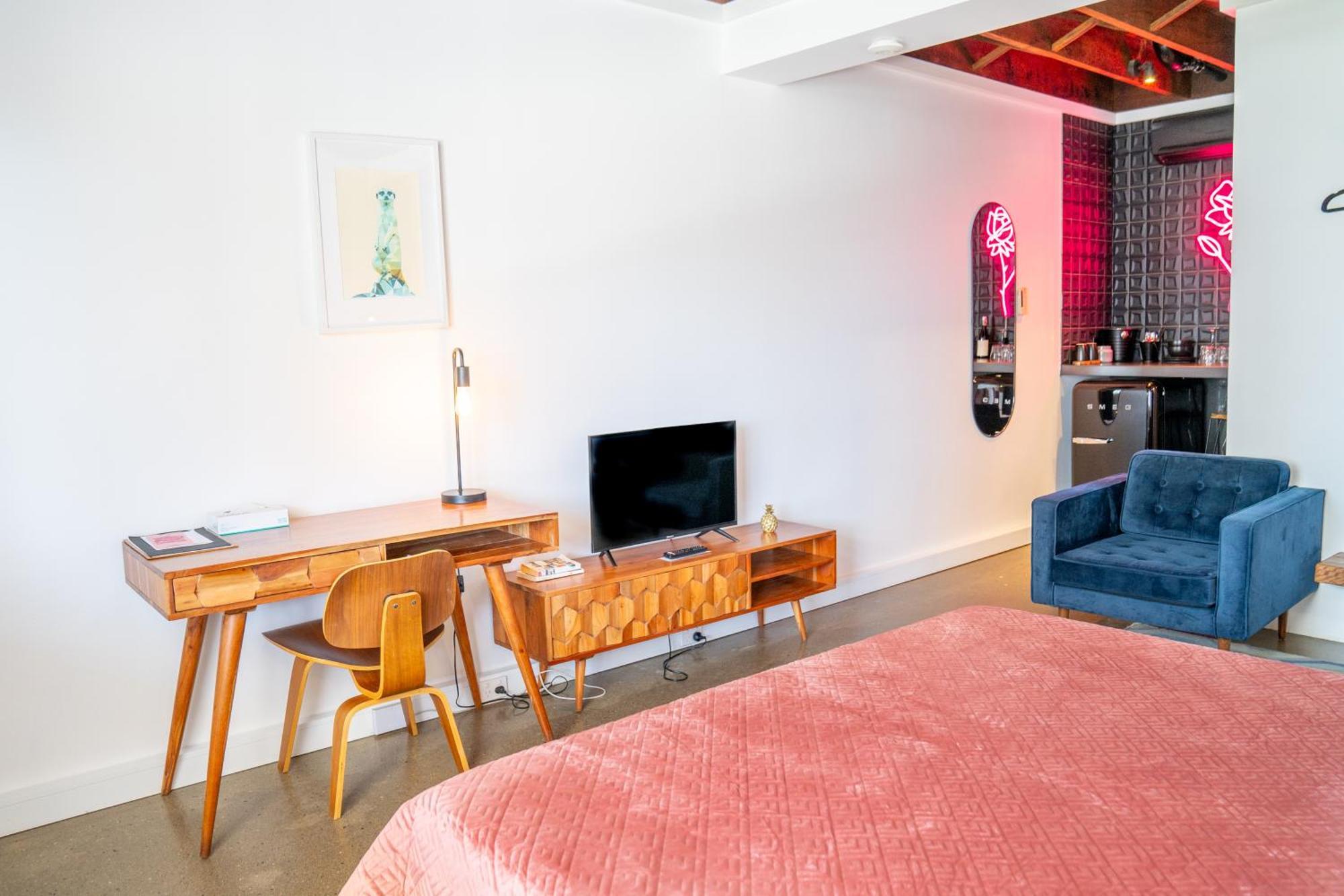 The Pink Hotel Coolangatta Gold Coast Exterior photo